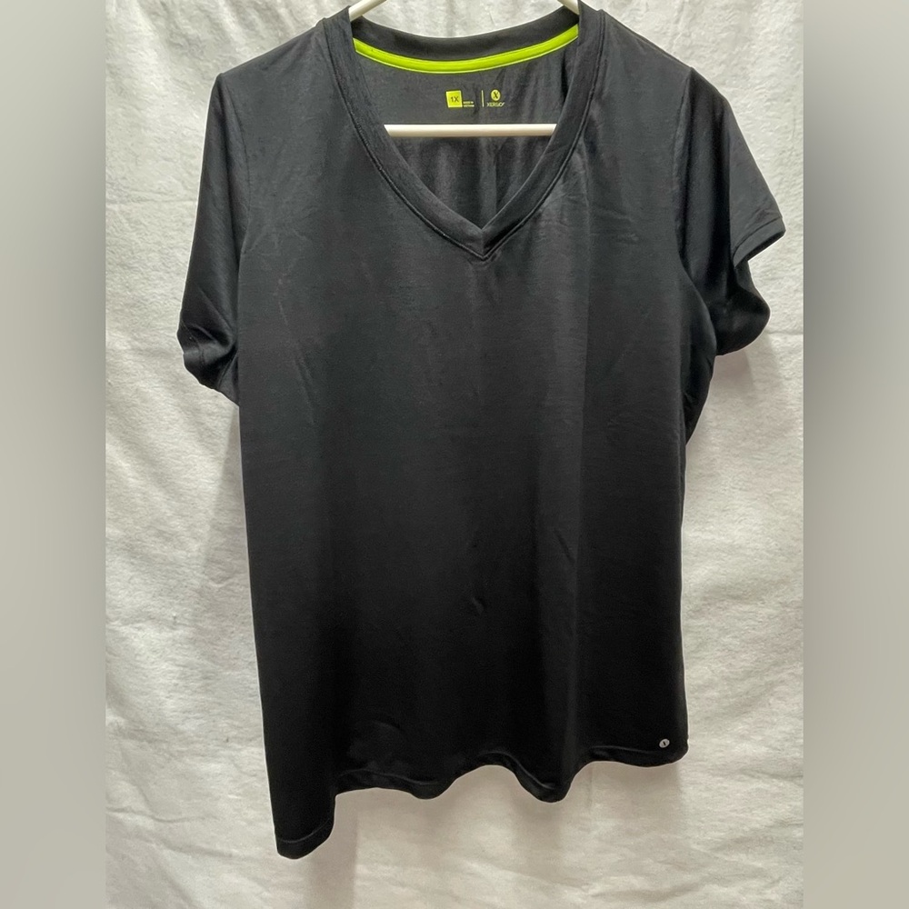 Xersion short sleeved V-neck shirt